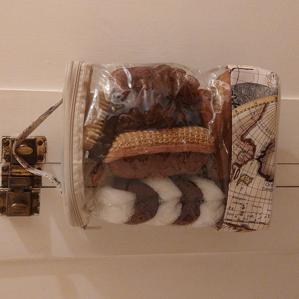 NWOT Men's grooming shower kit gift set
